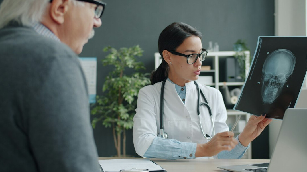 doctor using ai for diagnosis